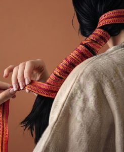 Le kardoune posé dans les cheveux